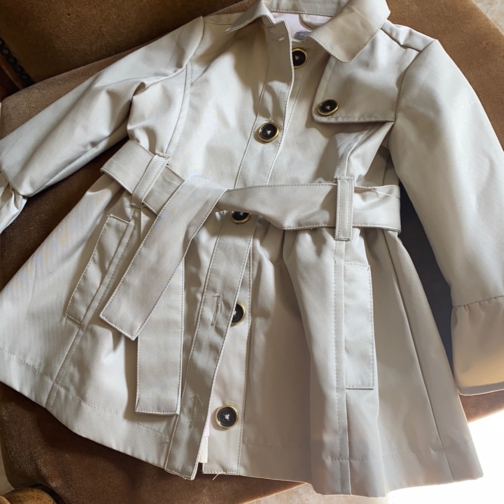 A big girl look, Tahari trench coat, so cute 🥰